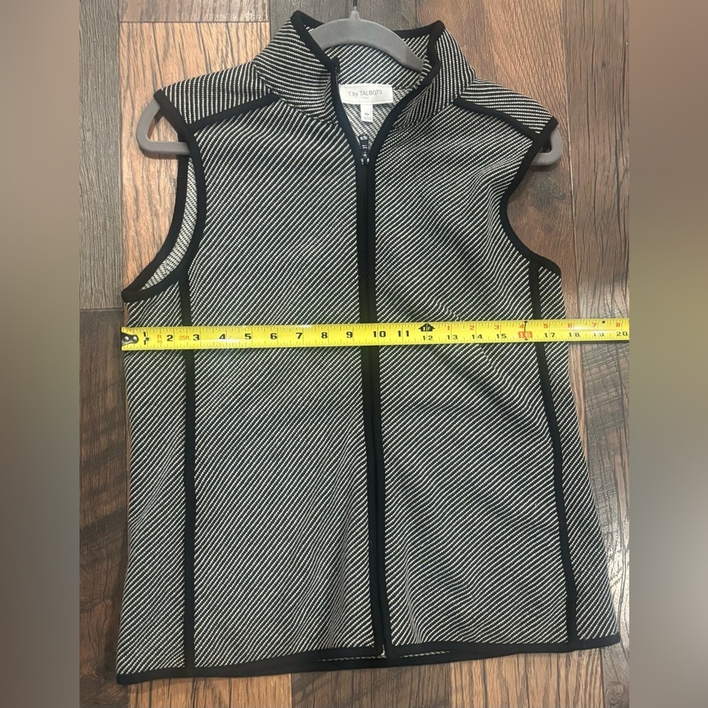 T by Talbots Sweater Vest
Black/White Sleeveless Knit
Womens Medium Petite - Picture 11 of 11